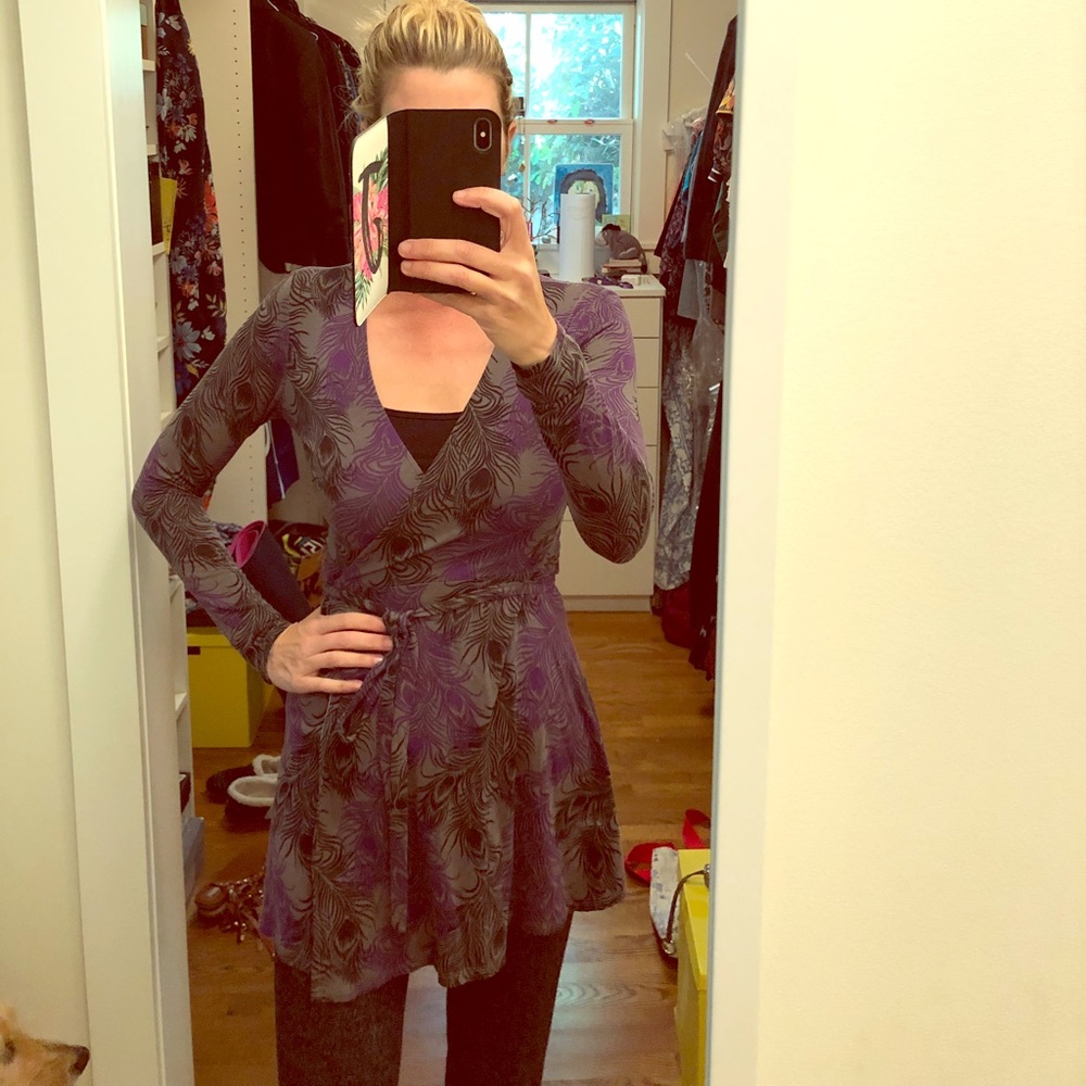 Cinched waist, wrap blouse in Jersey cotton.